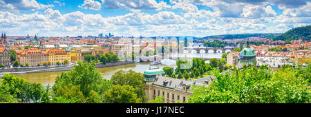 Blick entlang der Moldau und seine vielen Brücken einschließlich der Karlsbrücke. Prag-Tschechien-Europa Stockfoto