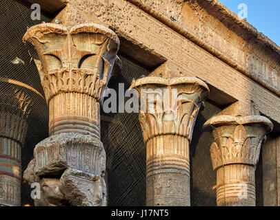 riesige Säulen in den Tempel des Chnum in Esna, Ägypten, Afrika Stockfoto