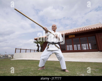 Karate Meister Arakaki Sensei bei den 100 Kobudo Kata Karate Kaikan, Okinawa, Japan Stockfoto