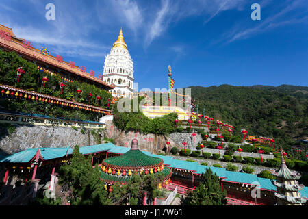 KEK Lok Si buddhistische Tempel und Pagoden mit Chinese New Year Dekorationen für die Feier des neuen Mondjahres. KEK Lok Si Temple ist eine beliebte tour Stockfoto