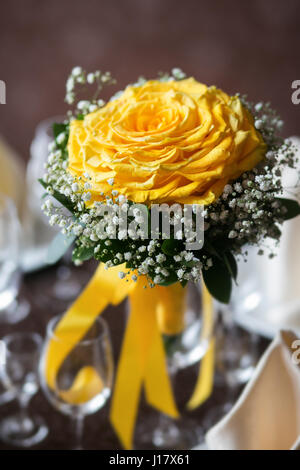 Brautstrauß der Braut. großen Blumenstrauß Blume stieg aus einer großen Anzahl von Rosen Blütenblätter montiert. mit Schleierkraut dekoriert. liegt auf dem Tisch in einer Vase. selektiven Fokus Stockfoto