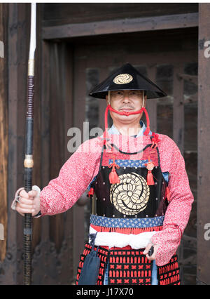 Burgwache am Haupttor der Burg Himeji, Himeji, Japan. Stockfoto