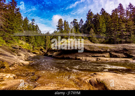 Wunderbare Hängebrücke in Englisch Mann-Fluß mit blauem Himmel 3. Stockfoto