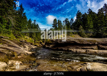 Wunderbare Hängebrücke in Englisch Mann-Fluß mit blauem Himmel 4. Stockfoto