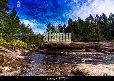 Wunderbare Hängebrücke in Englisch Mann-Fluß mit blauem Himmel 1. Stockfoto