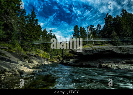 Wunderbare Hängebrücke in Englisch Mann-Fluß mit blauem Himmel. Stockfoto