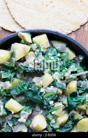 Kartoffel-Spinat-Füllung in Eisen Pfanne mit Mais-Tortillas, bereit für die Vorbereitung. Stockfoto