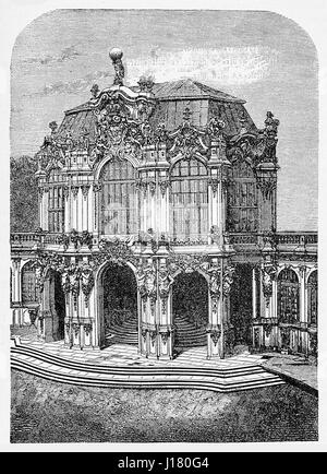 Der Zwinger ist ein Palast in der östlichen deutschen Stadt Dresden, im barocken Stil gebaut und entworfen von Hofbaumeister Matthäus Daniel Pöppelmann. Stockfoto