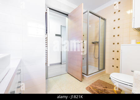 Modernes kleines Hotel Bad mit Dusche, Waschbecken und Toilette. Gemütliche und schicke zeitgenössischen Interieur des kleines Hotel oder Haus Bad mit Inneneinrichtung. Stockfoto