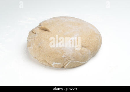 Brot oder Pizza Teig auf dem Tisch vor Unterstützung Stockfoto