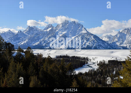 Schnee bedeckt die Teton Range und Snake River an einem schönen Wintertag von Snake River Overlook, Grand Teton NP, Wyoming, USA. Stockfoto