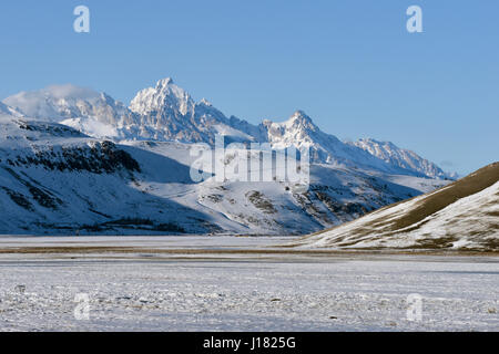 Überblick über National Elk Refuge mit Grand Teton Range im Hintergrund an einem schönen Wintertag, Jackson Hole, Wyoming, USA. Stockfoto