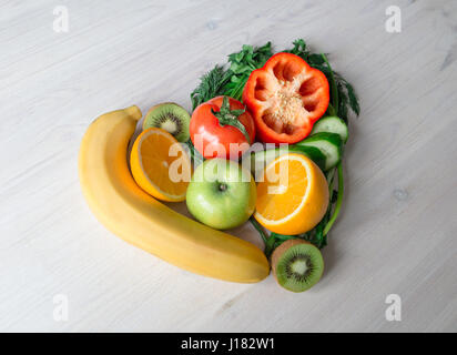 Herz aus verschiedenen Obst und Gemüse auf leichte Holztisch Stockfoto