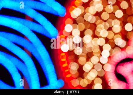 Weihnachten Dekoration Hintergrund Lichter der Stadt. Rot und blau. Horizontale Stockfoto