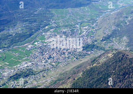 Luftaufnahmen von nördlich von Sondrio Städtchen im Valtellina-Tal mit dem Fluss Adda südlich davon,, aus einem kleinen Flugzeug an einem hellen Frühlingstag erschossen, L Stockfoto