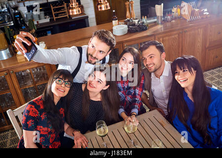 Freunde tun Selfie auf das Telefon an der bar restaurant Stockfoto