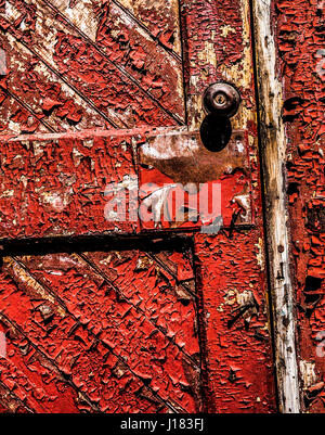 Alte rote Farbe vintage Holz Haustür PT abstrakt mit abblätternder Farbe, New Jersey, USA, US-Türknauf, hinter geschlossenen Türen, FS 18,82MB 300ppi Stockfoto