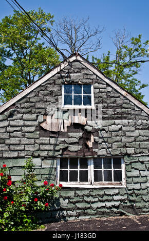 Altes Lagergartenhaus auf einer Amish Farm mit sich verschlechternden Schindeln, Lancaster County, Pennsylvania, USA, Gartenlagerschuppen Detail Frühling pt Werkzeug Stockfoto