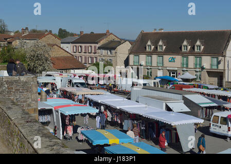 Markttag am Bourganeuf im Département Creuse in der Region von Nouvelle-Aquitaine in Zentralfrankreich. Stockfoto