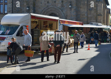 Wochenmarkt am Bourganeuf im Département Creuse in der Region von Nouvelle-Aquitaine in Zentralfrankreich. Stockfoto