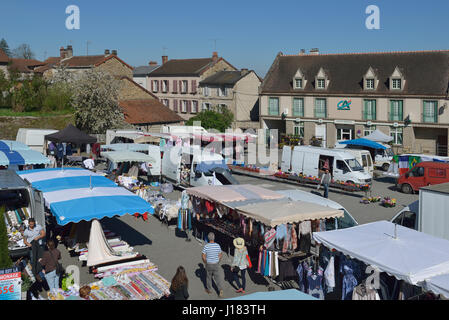 Markttag am Bourganeuf im Département Creuse in der Region von Nouvelle-Aquitaine in Zentralfrankreich. Stockfoto