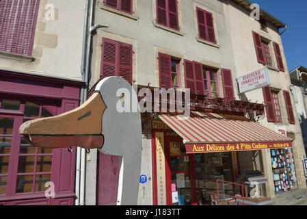 Metzgerei und Feinkost shop, Bourganeuf in der Creuse Departement in der Nouvelle-Aquitaine Region in Frankreich. Stockfoto