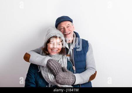 Schönes älteres Paar verliebt in Winterkleidung. Studio gedreht. Stockfoto