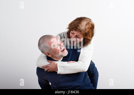 Schönes älteres Paar in Liebe umarmt. Studio gedreht. Stockfoto