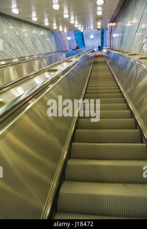 Rolltreppen, zwischen Bahnhof und Flughafen, installiert im Jahr 2016, Flughafen Helsinki, Vantaa, Finnland Stockfoto