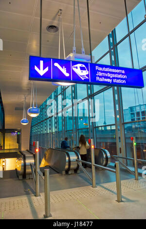 Rolltreppen, zwischen Bahnhof und Flughafen, installiert im Jahr 2016, Flughafen Helsinki, Vantaa, Finnland Stockfoto