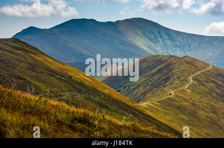 gewundenen Weg durch die großen Wiesen am Hang des Bergrückens Karpaten Stockfoto