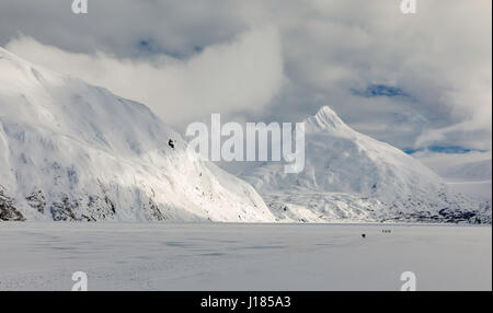 Wanderer machen die Wanderung zum Portage-Gletscher am Portage Lake in Yunan Alaska. Winter. Am Nachmittag. Stockfoto