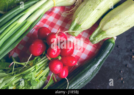 Verschiedene Gemüse auf Küche Tuch Stockfoto
