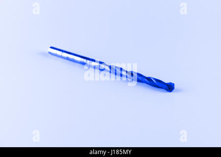 gebrauchte Beton Bohrer liegt auf einem weißen Hintergrund Stockfoto