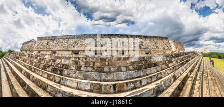 Palast des Gouverneurs Uxmal ist eine lange Flachbau auf einer riesigen Plattform, mit der längsten Fassaden im präkolumbianischen Mesoamerika. Stockfoto