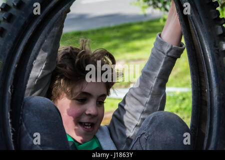 Junge spielt auf Seil schwingen, UK Stockfoto