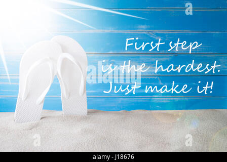 Englisches Zitat erster Schritt ist der schwerste. So stellen Sie sonnige Sommer Grußkarte mit Sand und Flip Flops. Blaues Vintage und Shabby Chic Holz Backgr Stockfoto