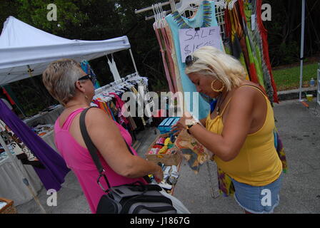 Hippie Festival Liebe in Miami Florida USA Menschen angezogen als 1960er Jahren Hippies Hippie Kleidung tragen Stockfoto