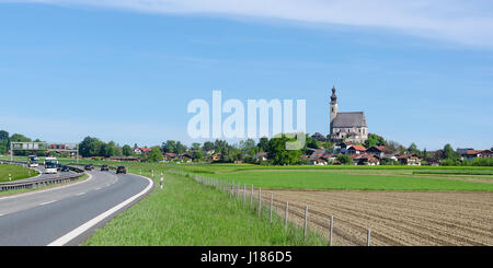 Pfarrei katholische Kirche der Himmelfahrt der Jungfrau Maria im bayerischen Kleinstadt Wut in der Nähe Autobahn Stockfoto