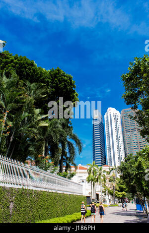 Singapur - 6. August 2014: Unbekannte Leute auf der Straße von Singapur. Singapur ist globales Finanzzentrum mit mehr als 5 Millionen Menschen. Stockfoto