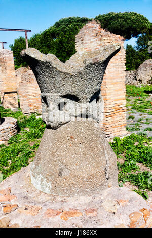 Lava Stein Schleifmaschine im Block von Molini - Ostia Antica - Rom, Italien Stockfoto