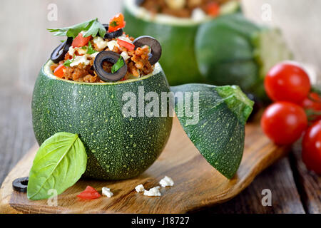 Gebackene Zucchini Kugeln gefüllt mit Hackfleisch, griechischer Feta, Tomaten und Kräutern Stockfoto