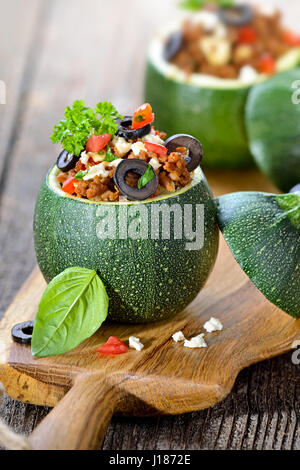 Gebackene Zucchini Kugeln gefüllt mit Hackfleisch, griechischer Feta, Tomaten und Kräutern Stockfoto