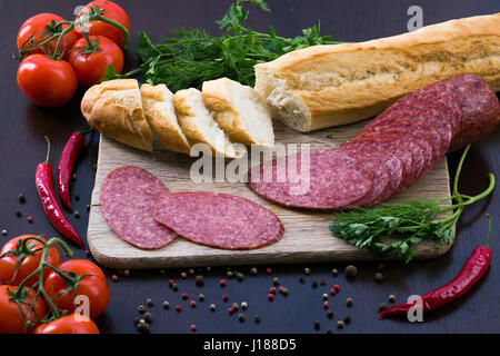 Komposition mit Wurst auf dem Tisch Stockfoto