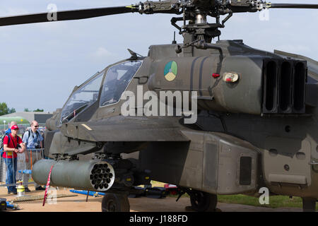 LEEUWARDEN, Niederlande - 10. Juni 2016: AH-64 Apache Kampfhubschrauber während der niederländischen Luftwaffe open days Stockfoto