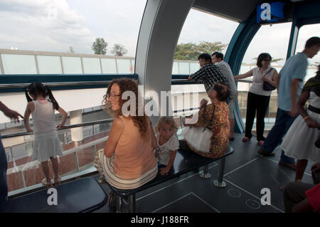 Singapore Flyer, iniside größten Fähren Rad in der Welt Stockfoto