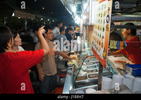 Chinatown Street Market in der Nacht, Singapur, Südostasien, Asien Stockfoto