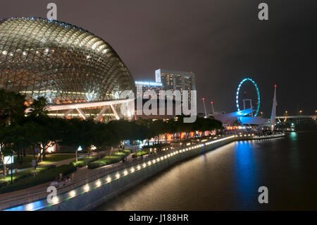 Singapore Flyer, Ansichten von drinnen größten Fähren Rad der Welt in der Abenddämmerung Stockfoto