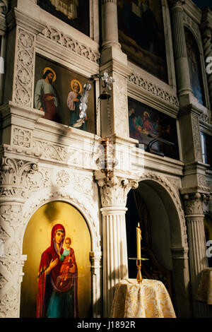 Das Innere der Kirche. Ikonen, Leuchter, Kerzen in einer kleinen Kirche Stockfoto