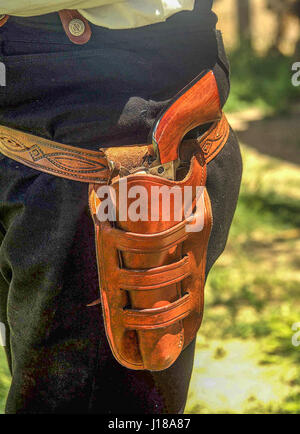 Relvolver steckte in einem braunen Lederholster. Stockfoto